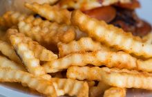 Comment couper des frites incurvées ?