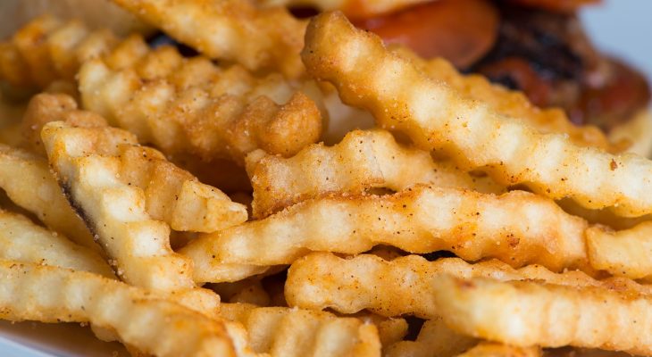 Comment couper des frites incurvées ?