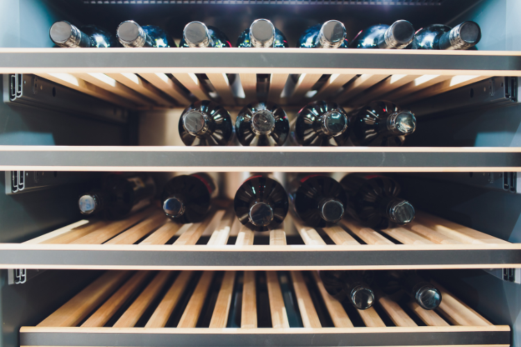 Bien choisir sa cave à vin : conservation, service et plaisir œnologique
